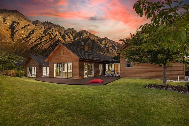 Photo of property in 12 Pendeen Crescent, Jacks Point, Queenstown, 9371