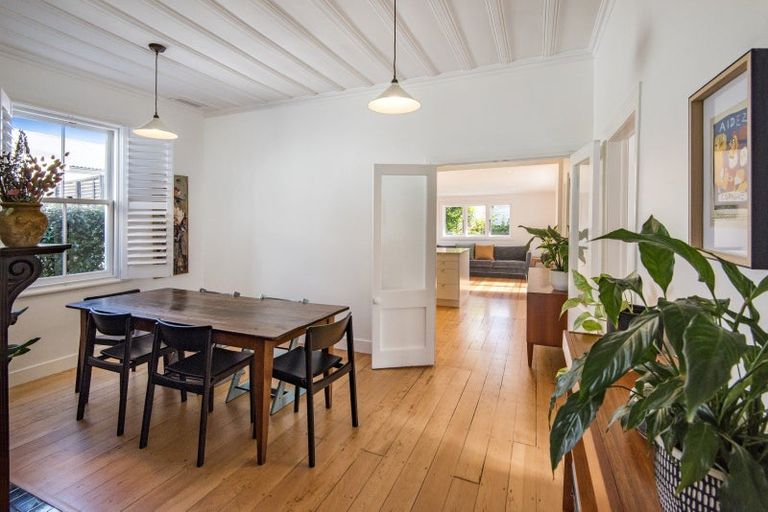 Photo of property in 27 William Bond Street, Stanley Point, Auckland, 0624