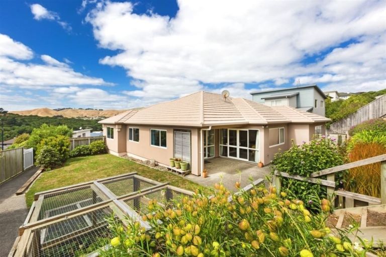 Photo of property in 4 Tongariro Drive, Aotea, Porirua, 5024