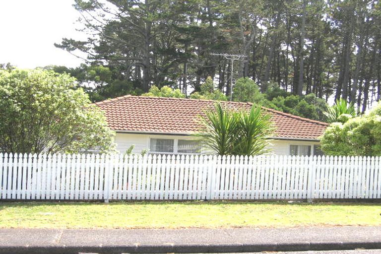 Photo of property in 14 Barnfield Place, Glendene, Auckland, 0602