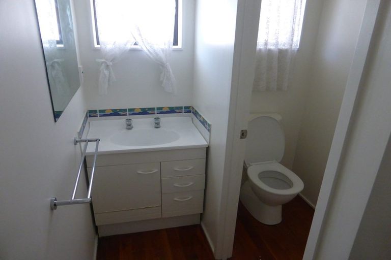 Photo of property in 33 John Dee Crescent, Red Beach, 0932