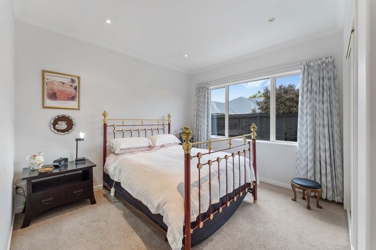 Photo of property in 12 Willowview Drive, Redwood, Christchurch, 8051