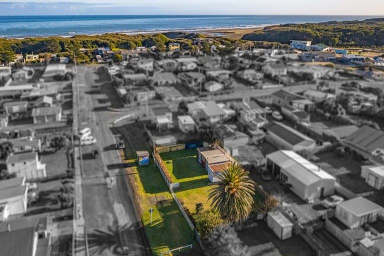 Photo of property in 25 Himatangi Street, Himatangi Beach, Foxton, 4891