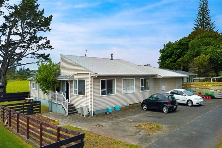 Photo of property in 21 Martin Place, Kelston, Auckland, 0602