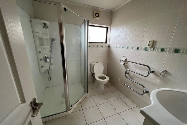 Photo of property in 4 Andara Close, Pinehill, Auckland, 0632