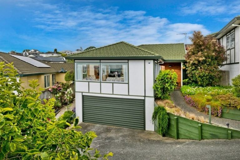 Photo of property in 17b Bernleigh Terrace, West Harbour, Auckland, 0618