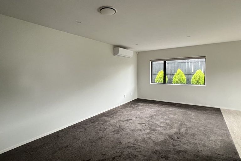 Photo of property in 8a Blythe Place, Glendene, Auckland, 0602