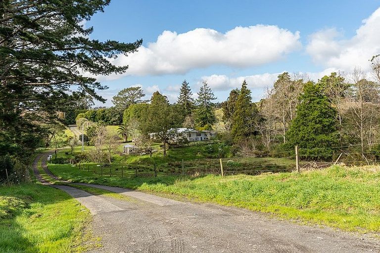 Photo of property in 118 Motu Road, Kumeu, 0891