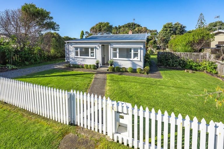 Photo of property in 37 Waimea Road, Waikanae Beach, Waikanae, 5036