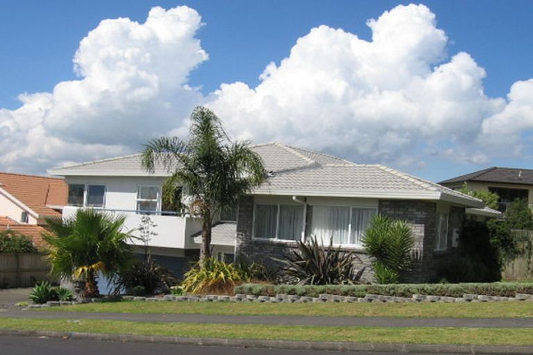 Photo of property in 13 Whiting Grove, West Harbour, Auckland, 0618