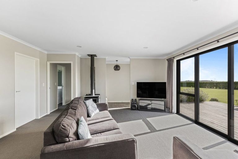 Photo of property in 39 Kairau Road East, Brixton, New Plymouth, 4373