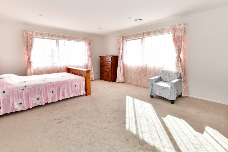 Photo of property in 16 Kahu Close, Orewa, 0931