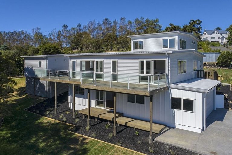 Photo of property in 299 Whangaparaoa Road, Red Beach, 0932