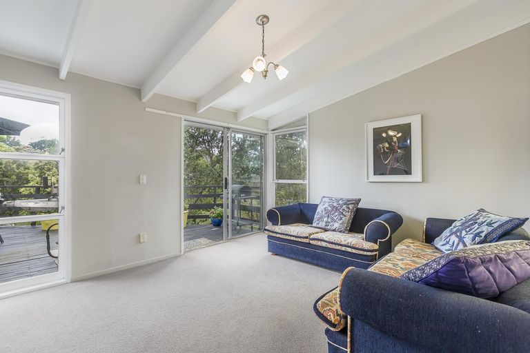 Photo of property in 22 Harrybrook Road, Green Bay, Auckland, 0604