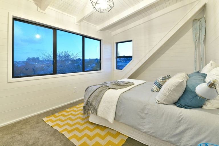 Photo of property in 16 Albatross Road, Red Beach, 0932