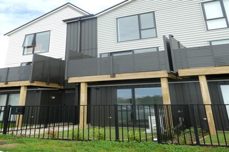 Photo of property in 2/504 Don Buck Road, Massey, Auckland, 0614