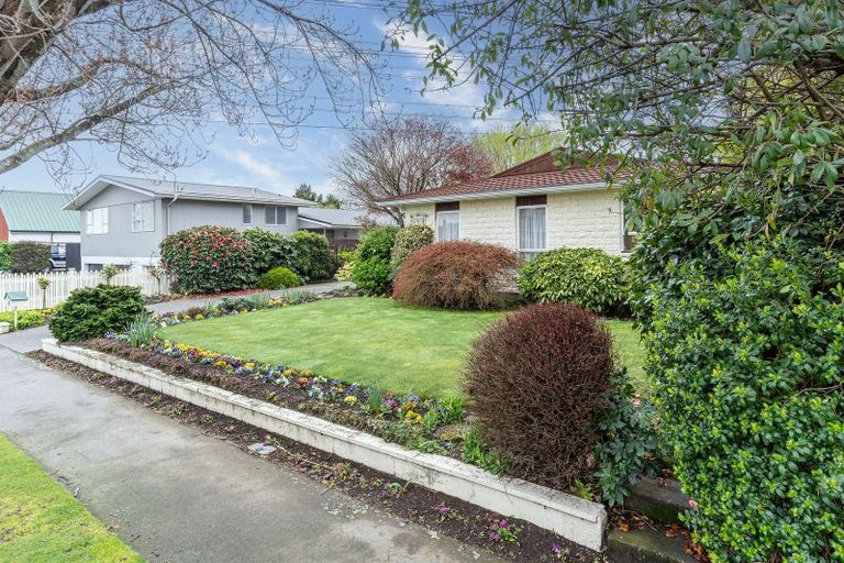 Photo of property in 28 Ambleside Drive, Burnside, Christchurch, 8053