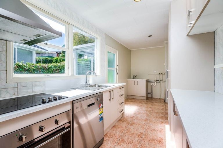 Photo of property in 15 Sunnyfield Crescent, Glenfield, Auckland, 0629