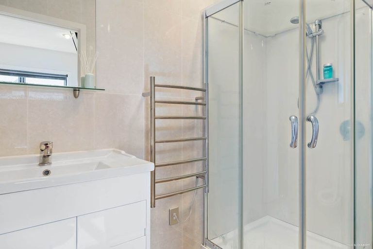 Photo of property in 1/3 Holt Avenue, Torbay, Auckland, 0630