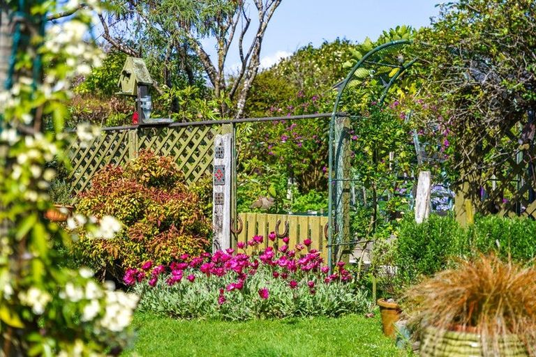 Photo of property in 22 Rewarewa Crescent, Waikanae, 5036