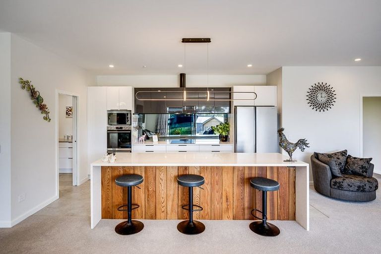 Photo of property in 91 Oak Road, Poraiti, Napier, 4112