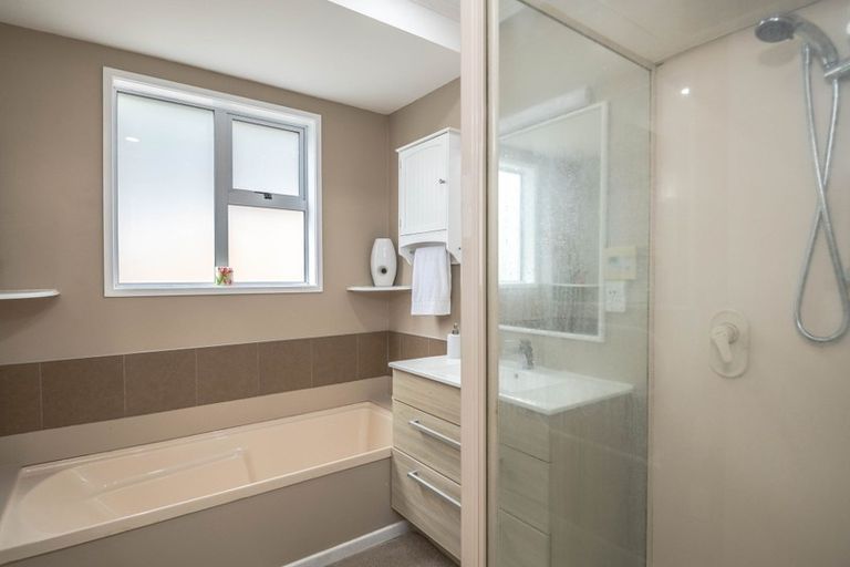 Photo of property in 19 Alder Place, Newlands, Wellington, 6037