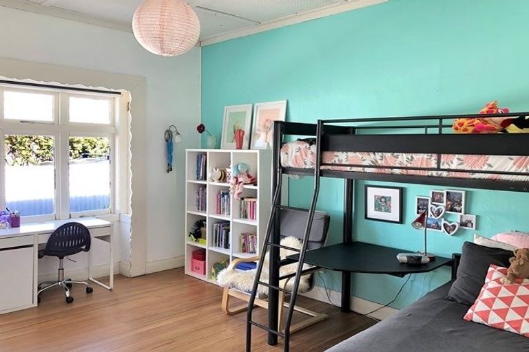 Photo of property in 1/1 Birkley Road, Bayswater, Auckland, 0622