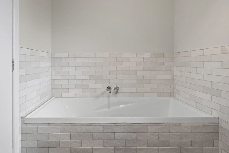 Photo of property in 60 Kingswood Road, Brookfield, Tauranga, 3110