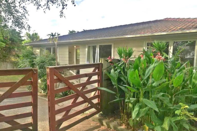 Photo of property in 35 Takapu Street, Henderson, Auckland, 0612