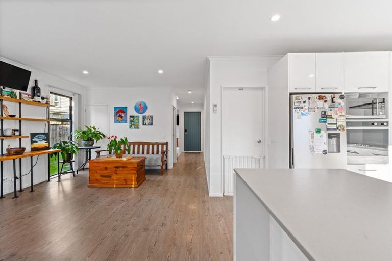 Photo of property in 22 William Wallbank Crescent, Swanson, Auckland, 0614