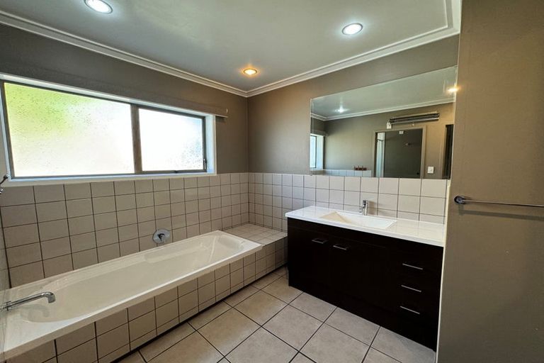 Photo of property in 23 Madill Road, St Andrews, Hamilton, 3200