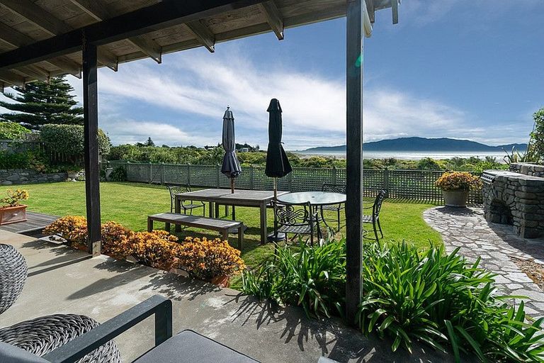 Photo of property in 41 Field Way, Waikanae Beach, Waikanae, 5036