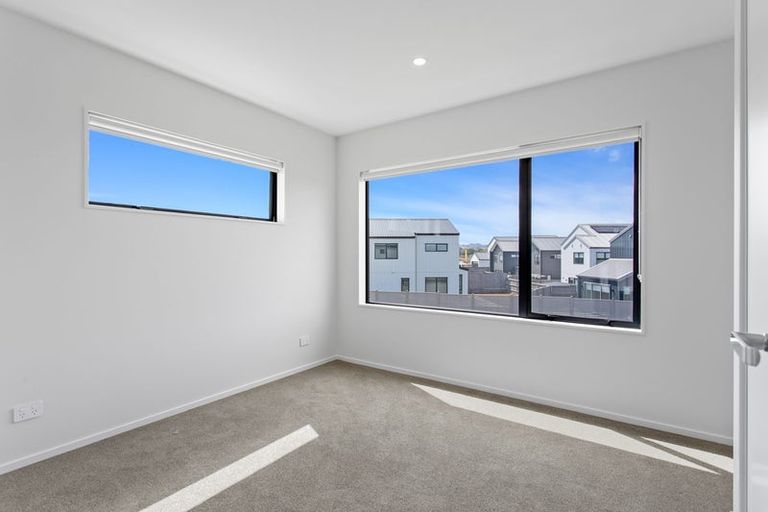 Photo of property in 1 Aquamarine Road, Rosehill, 2113