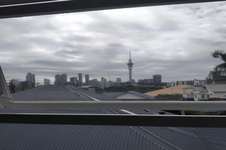 Photo of property in 5 Harbour Street, Moturoa, New Plymouth, 4310