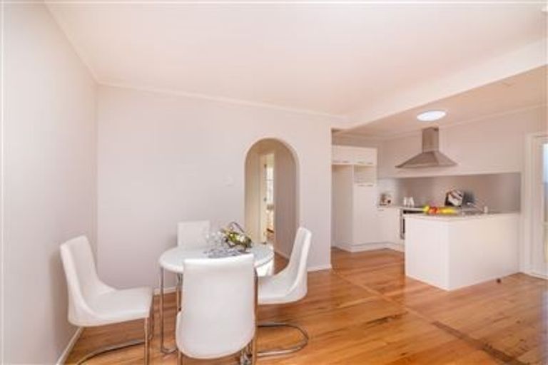 Photo of property in 2 Totara Road, Te Atatu Peninsula, Auckland, 0610