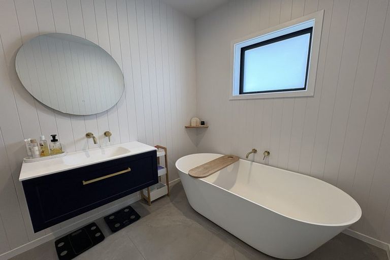 Photo of property in 37 Boeing Way, Newlands, Wellington, 6037