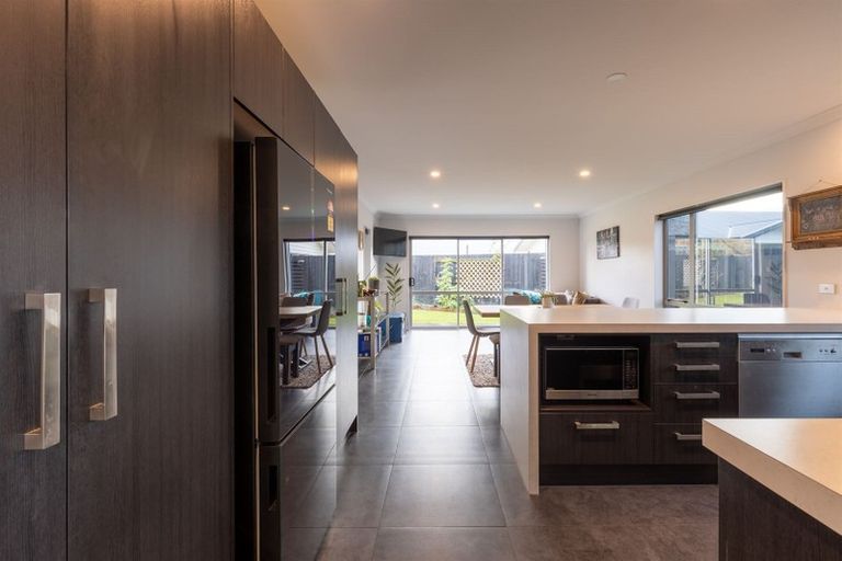 Photo of property in 6 D'urville Place, Kelvin Grove, Palmerston North, 4414