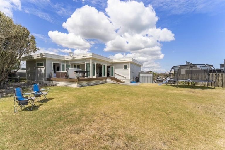 Photo of property in 10 Mariri Place, Waitarere Beach, Levin, 5510