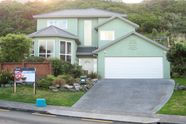 Photo of property in 49 Dress Circle, Newlands, Wellington, 6037