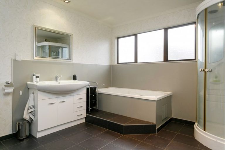 Photo of property in 2 Kew Place, Richmond Heights, Taupo, 3330