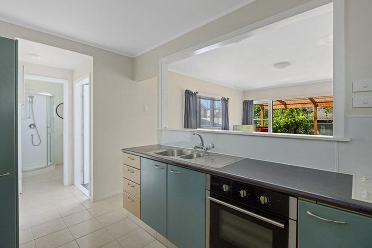 Photo of property in 102 Taikata Road, Te Atatu Peninsula, Auckland, 0610