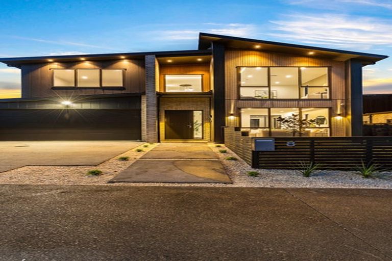 Photo of property in 8 Kumukumu Road, Long Bay, Auckland, 0630