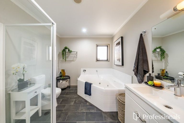 Photo of property in 35 Percy Kinsman Crescent, Riverstone Terraces, Upper Hutt, 5018