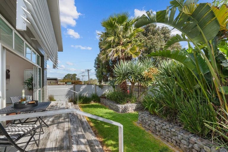 Photo of property in 2/2 Salem Place, Torbay, Auckland, 0630