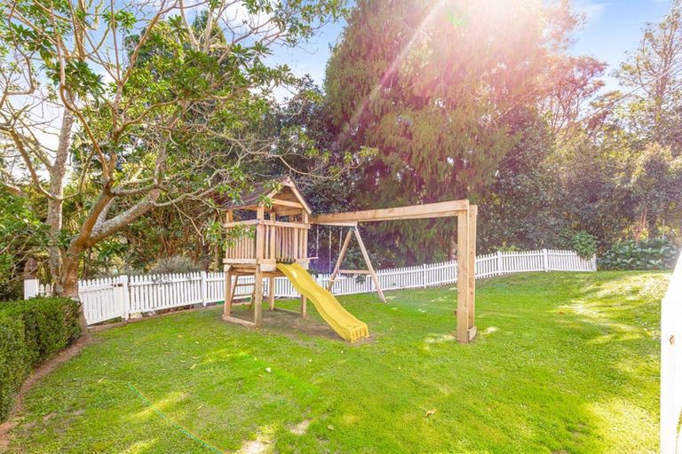 Photo of property in 88 Woodlands Park Road, Titirangi, Auckland, 0604