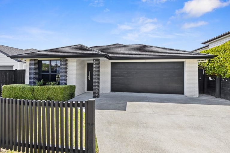 Photo of property in 4 Kriletich Drive, Kumeu, 0810