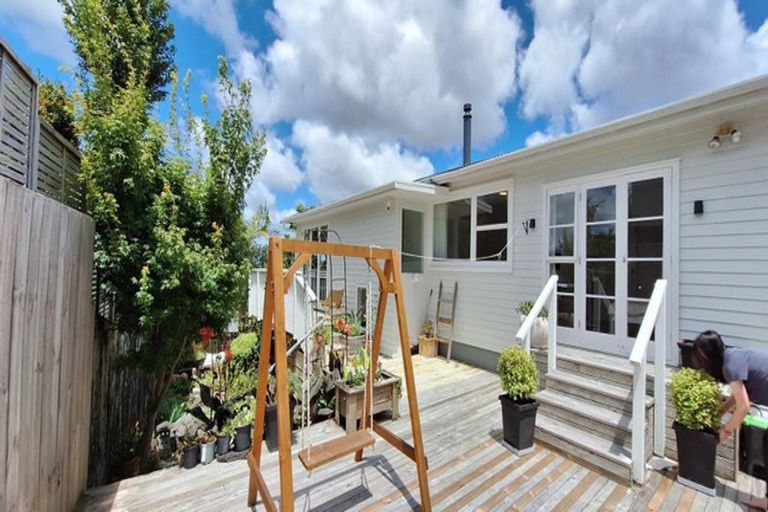 Photo of property in 1/156 Carlisle Road, Northcross, Auckland, 0632