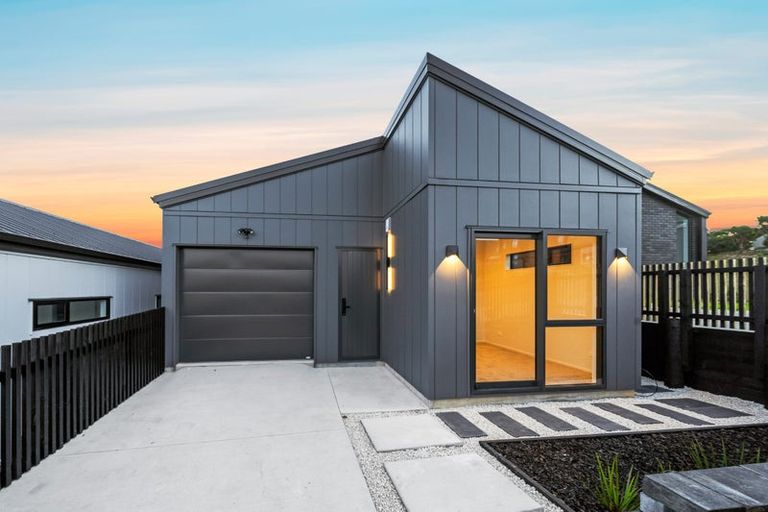 Photo of property in 4 Moko Road, Orewa, 0931