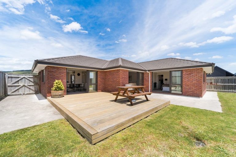 Photo of property in 11 Atlantic Drive, Fitzherbert, Palmerston North, 4410