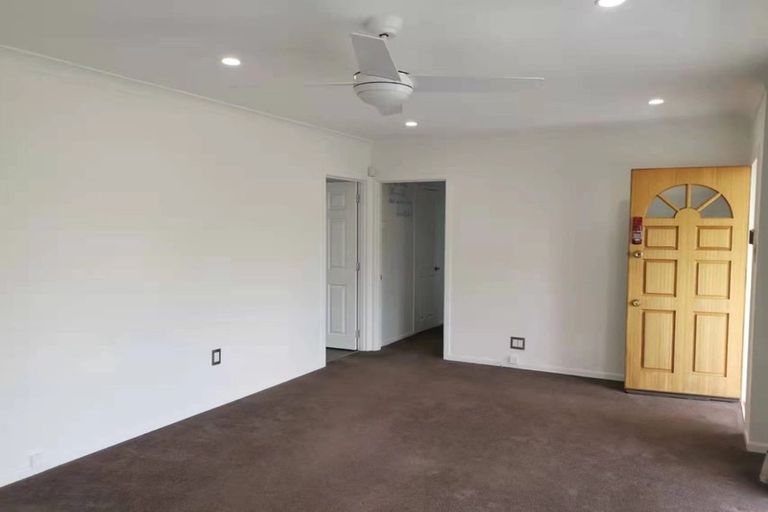 Photo of property in 27 Clinton Avenue, Te Atatu Peninsula, Auckland, 0610